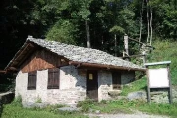 LUNGO L’ANTICA ROYI DOOU MU...
